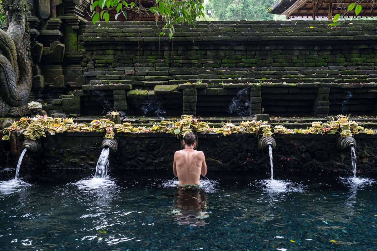 Tirta Empul, temple hindou à Bali, avec des sources sacrées et une cérémonie de purification.