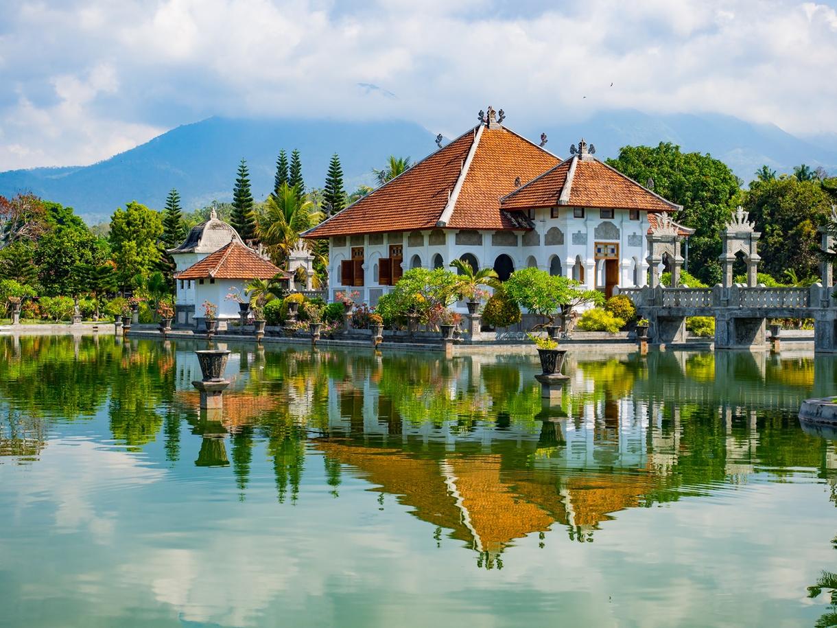 Palais d'eau de Tirta Gangga et Taman Ujung à Bali avec son reflet dans l'eau