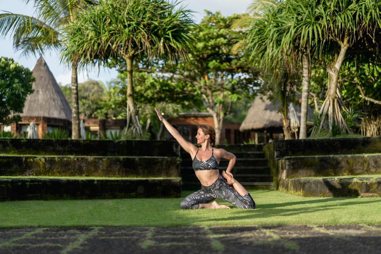 Femme pratiquant le yoga dans un cadre verdoyant à Bali