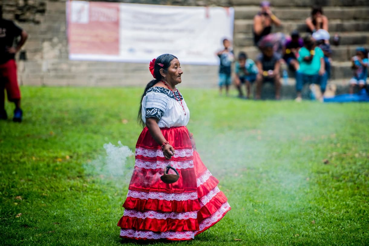 Célébration maya avec une femme en costume traditionnel lors du festival du chocolat au Belize, émanation de fumée
