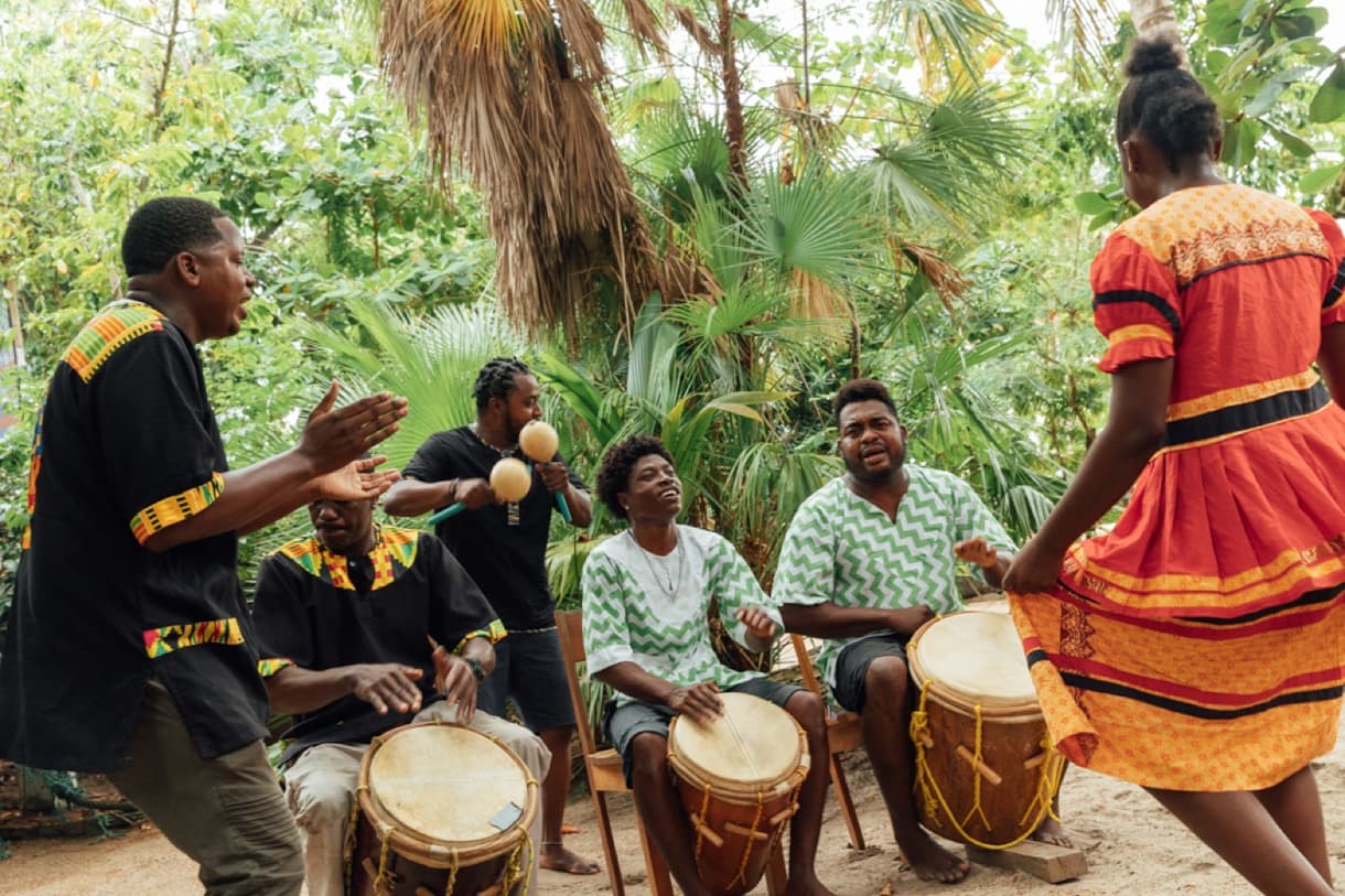 Danse et percussion garifuna à Hopkins, ambiance festive en pleine nature