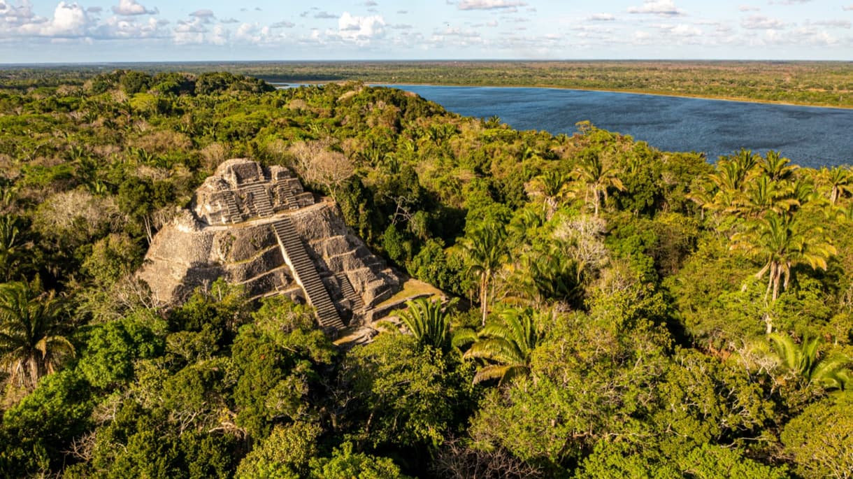 Lamanai, cité maya, entourée de jungle luxuriante et bordée par une rivière.