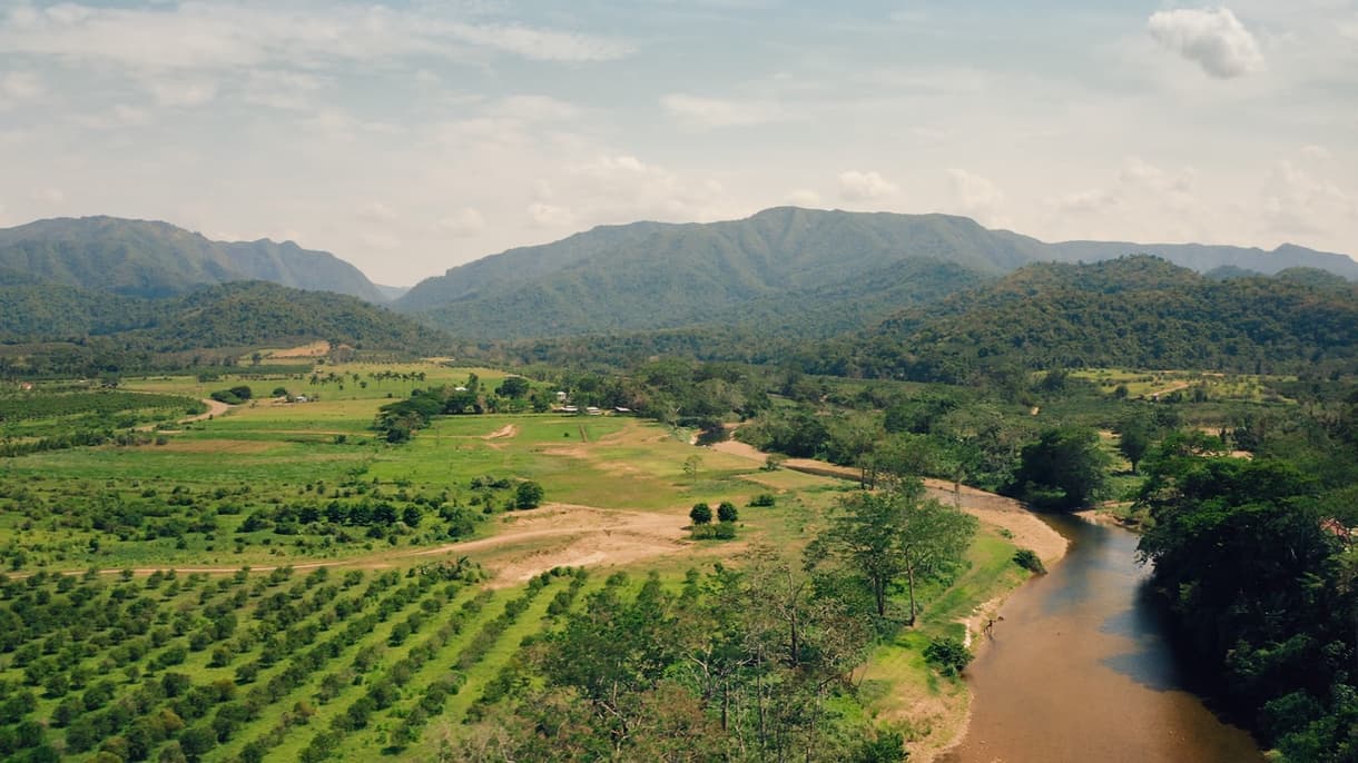 Punta Gorda, Belize : paysage verdoyant avec collines et rivière serpentant à travers la vallée