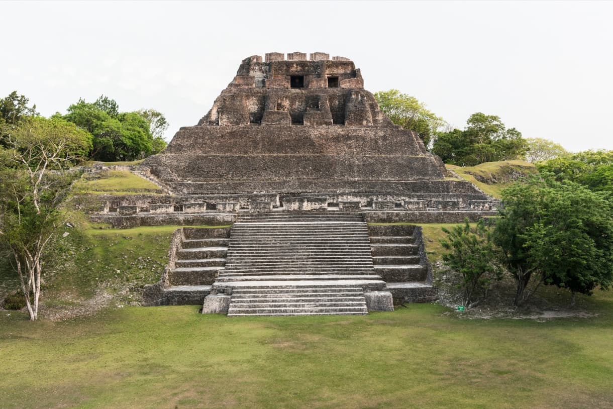 Temple de Xunantunich près de San Ignacio, majestueux édifice maya entouré de verdure