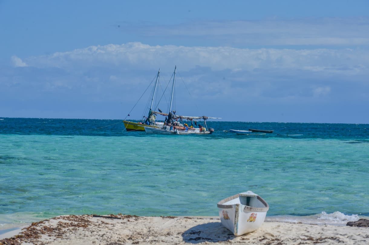 Vue sur le littoral du Belize avec des bateaux de pêche et une mer turquoise