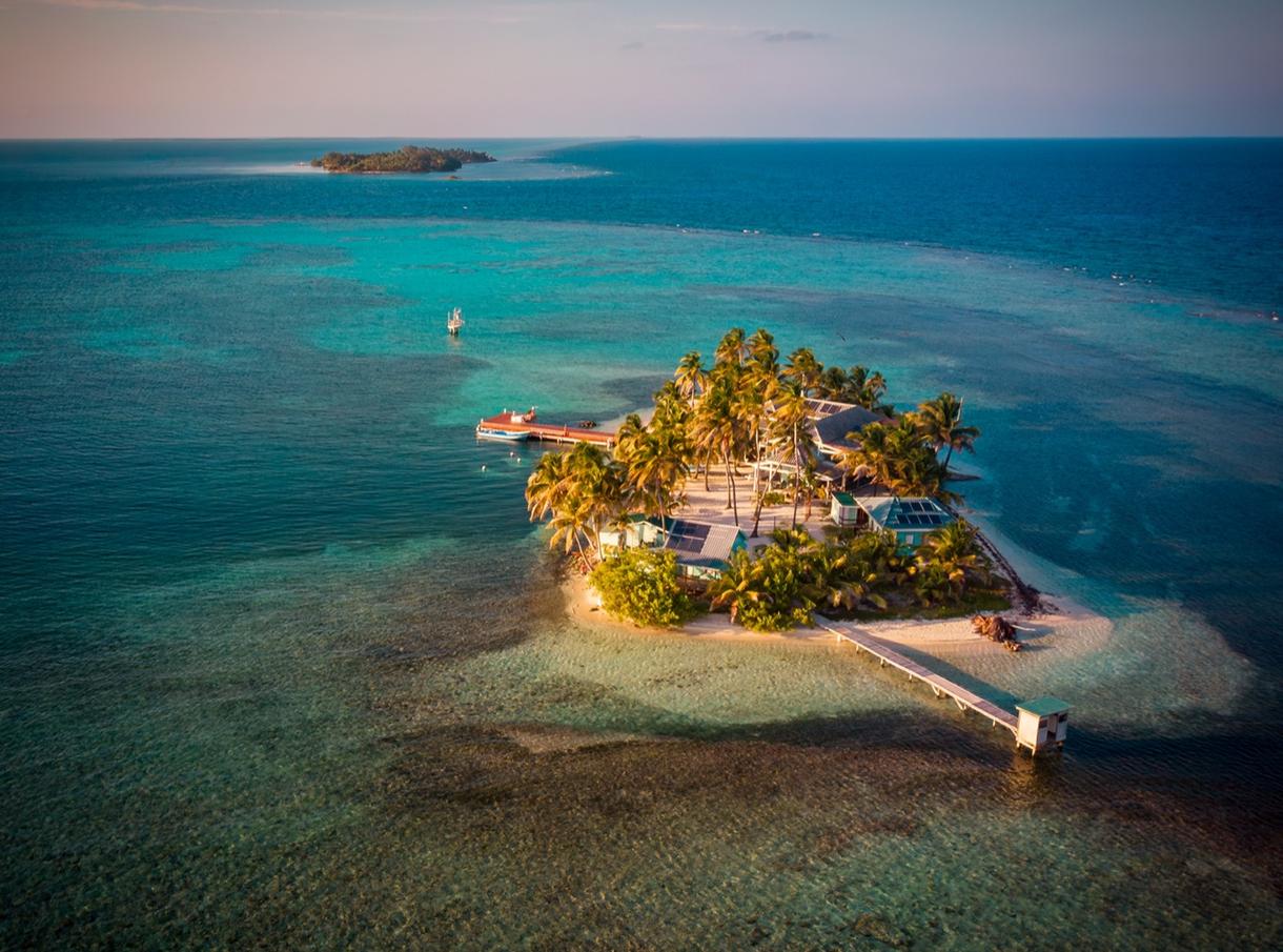Carrie Bow Caye au Belize, entouré par une eau turquoise et des îlots verdoyants