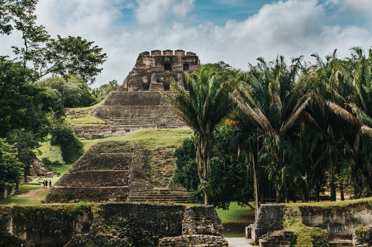 Xunantunich, forteresse de pierre, avec pyramides et végétation environnante