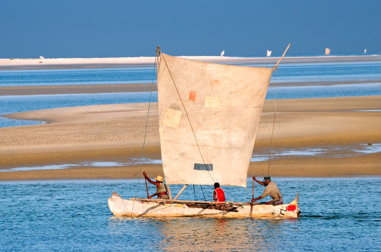 Belo sur Mer : pêcheurs en boutre sur les eaux paisibles et sablonneuses