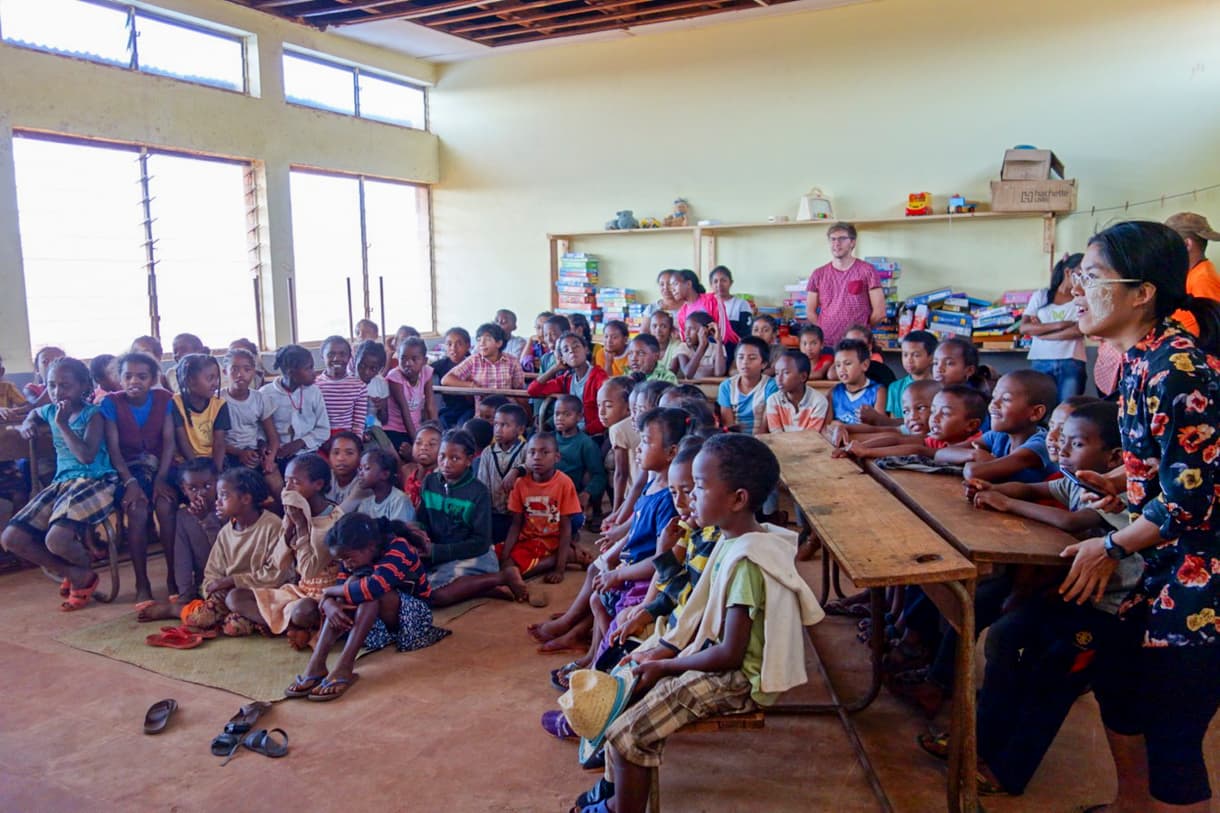 Salle de classe à Madagascar avec de nombreux enfants attentifs, engagés dans l'éducation.