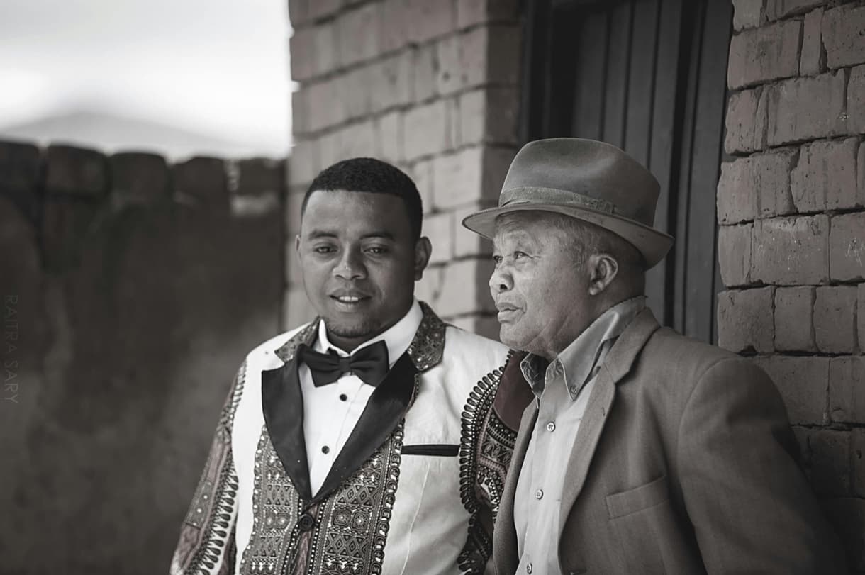 Deux hommes en robes traditionnelles malgaches, évoquant la richesse culturelle de Madagascar.