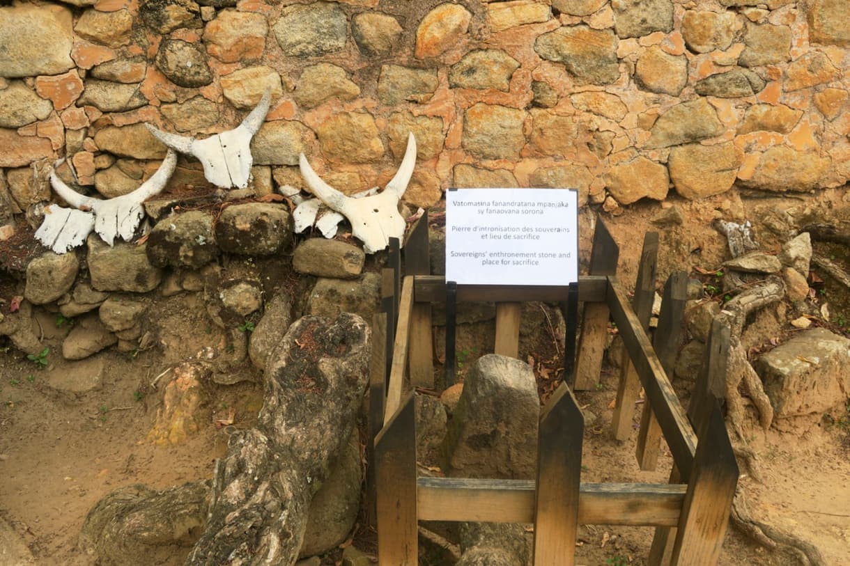 Site de sacrifice à Madagascar avec crânes de bovins et panneau explicatif en pierre