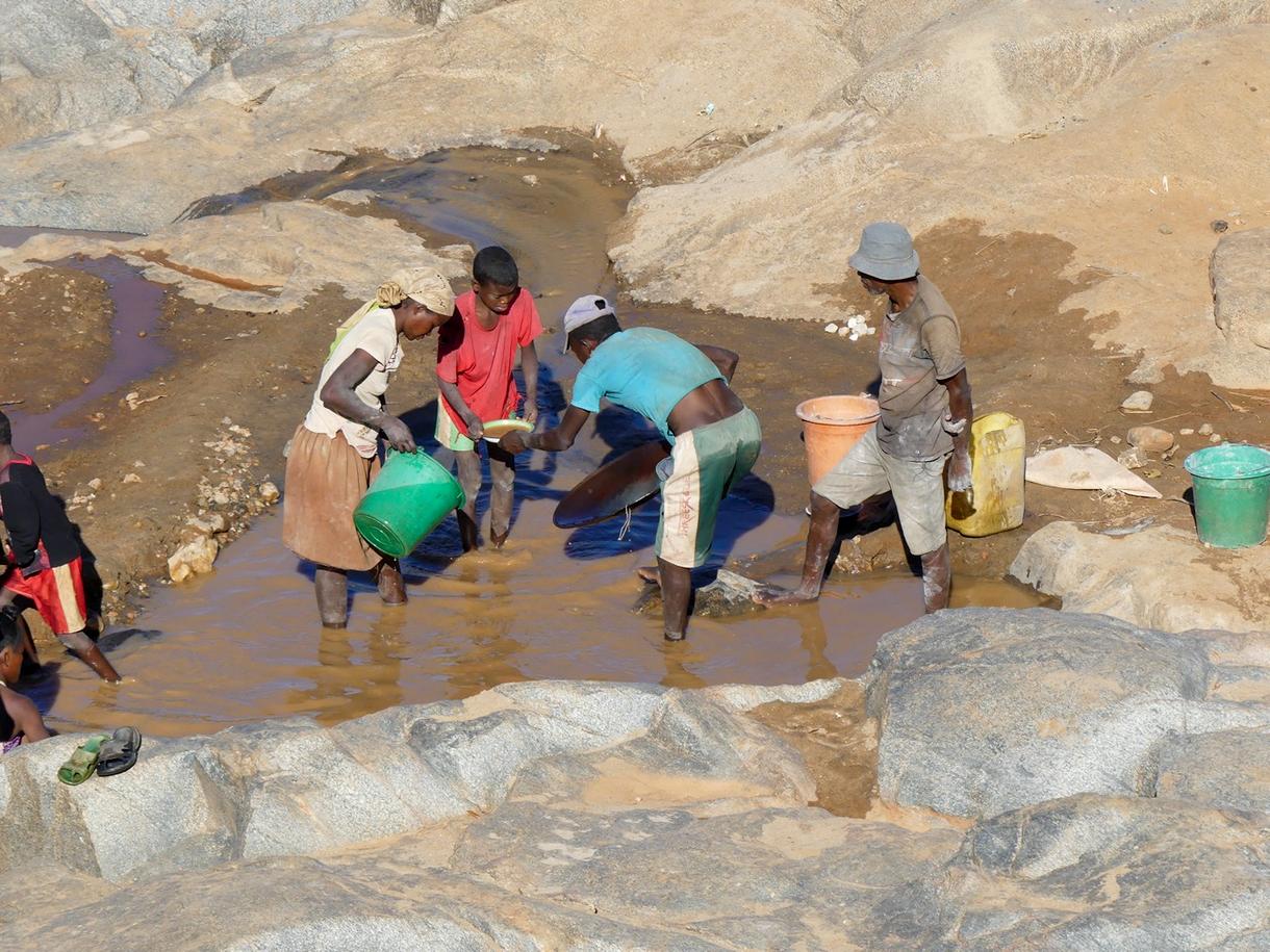 Ilakaka, Madagascar : mineurs extrayant des saphirs dans un lit de rivière.