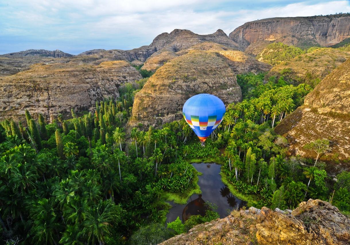 Montgolfière survolant des vallées verdoyantes et montagnes du Makay, Madagascar