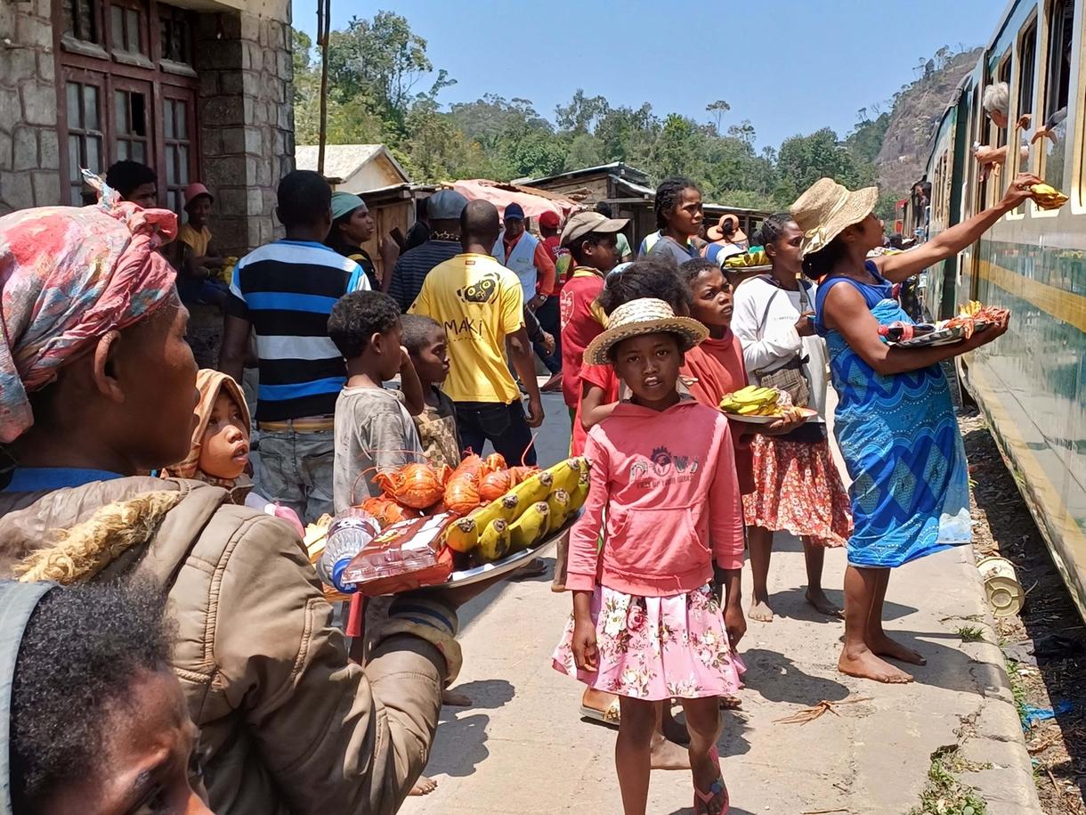 Manakara, terminus du train, marché animé avec vendeurs d'épices et fruits