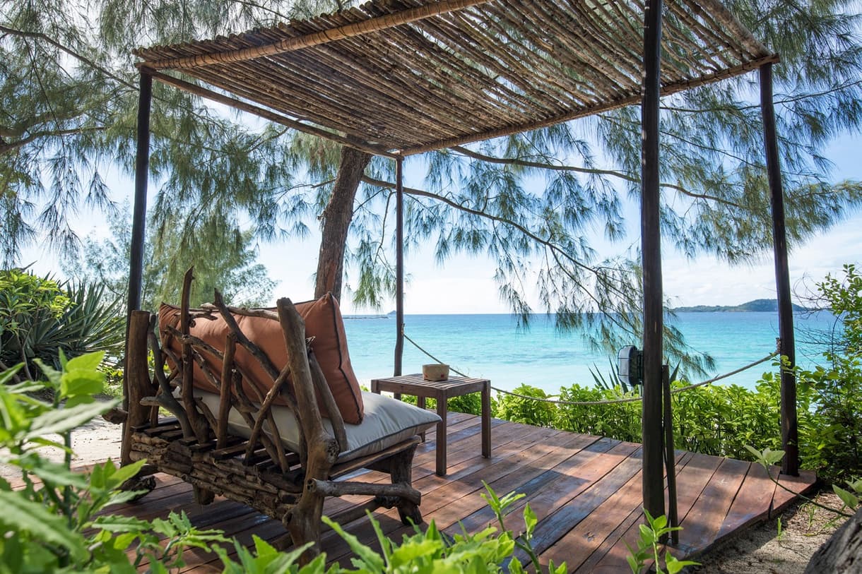 Terrasse en bois avec vue sur la mer turquoise à Tsarabanjina, Madagascar