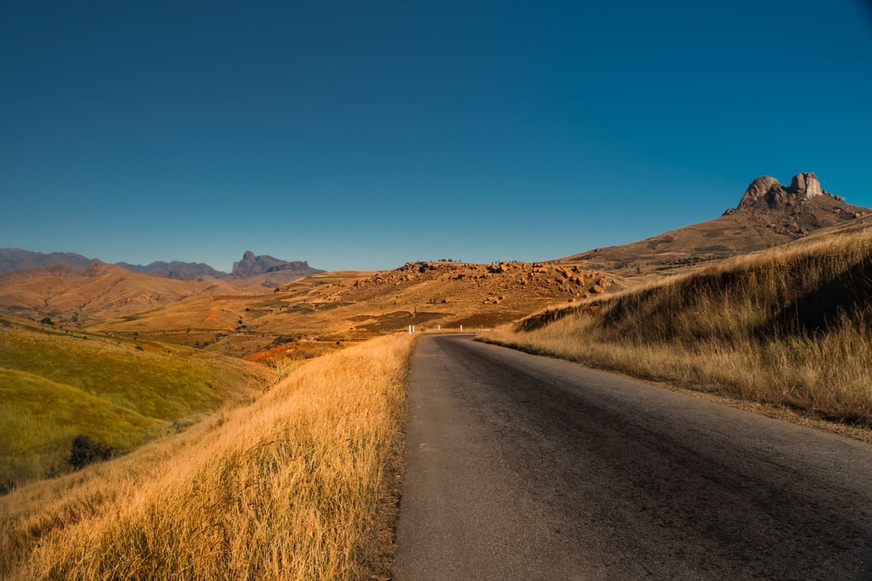 Nationale 7 à Madagascar, route traversant un paysage vallonné sous un ciel clair