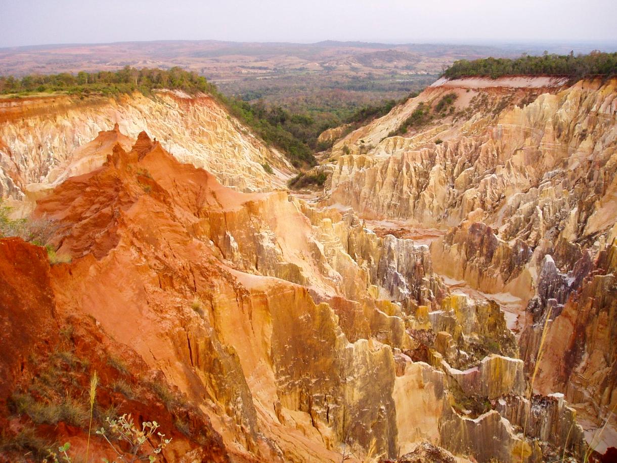 Canyon rouge et jaune du nord de Madagascar, paysage captivant et accidenté
