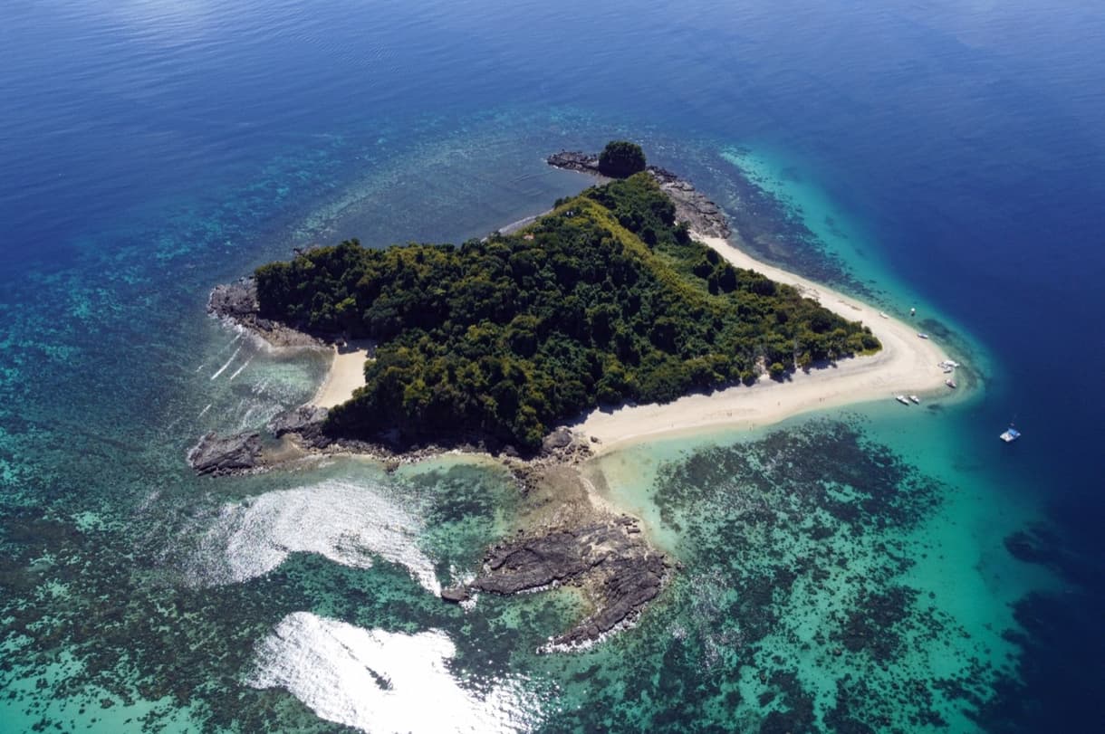 Nosy Tanikely, île tropicale avec plage et eaux turquoise, parfaite pour la plongée et l'aquarium naturel.