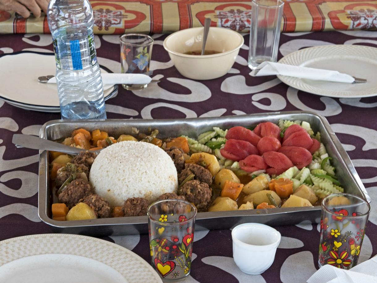 Repas traditionnel avec riz, légumes et viande sur une table colorée