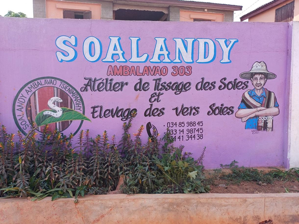 Mur décoratif de l'atelier Soalandy à Ambalavao, illustrant le tissage de la soie et l'élevage de vers à soie