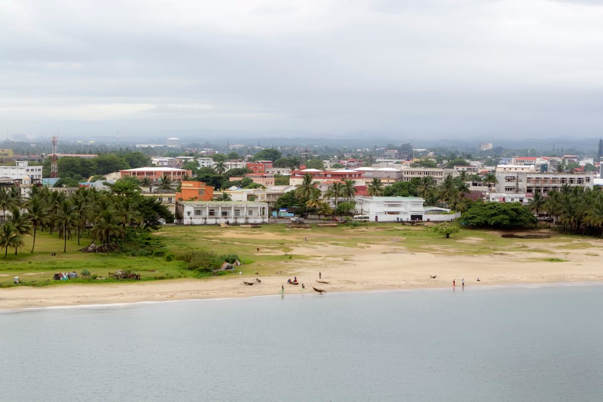 Vue panoramique de Tamatave avec plage, bateaux et végétation tropicale en arrière-plan