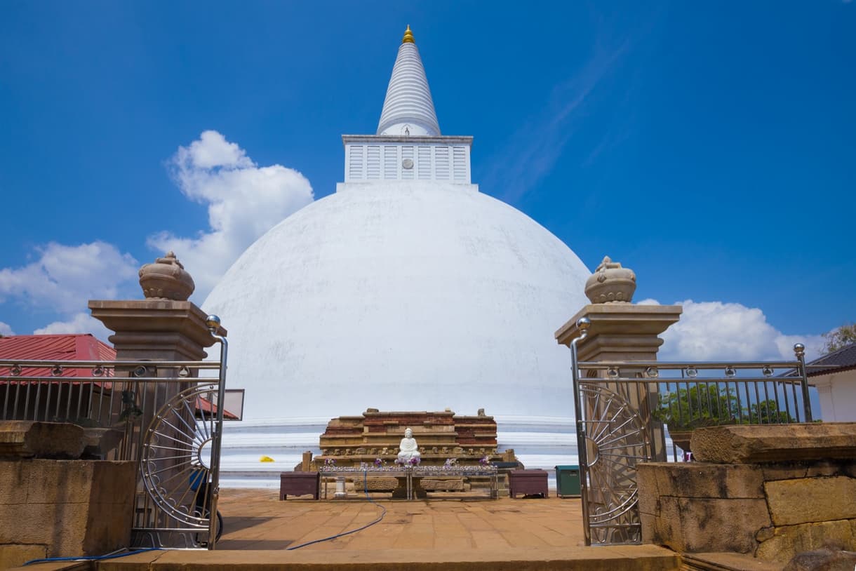 Mirisawetiya Dagoba à Anuradhapura, stupa blanc majestueux sous un ciel bleu