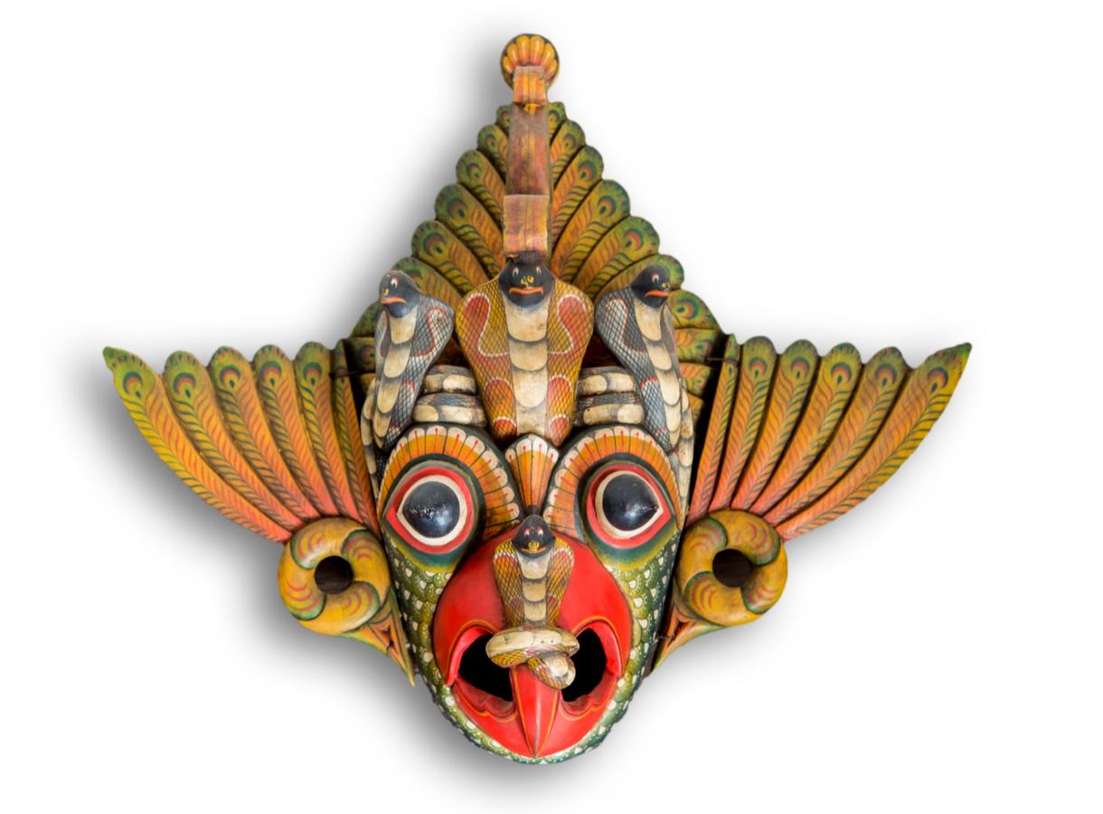 Masque traditionnel du Sri Lanka représentant un cobra, aux couleurs vives et détails ornés.