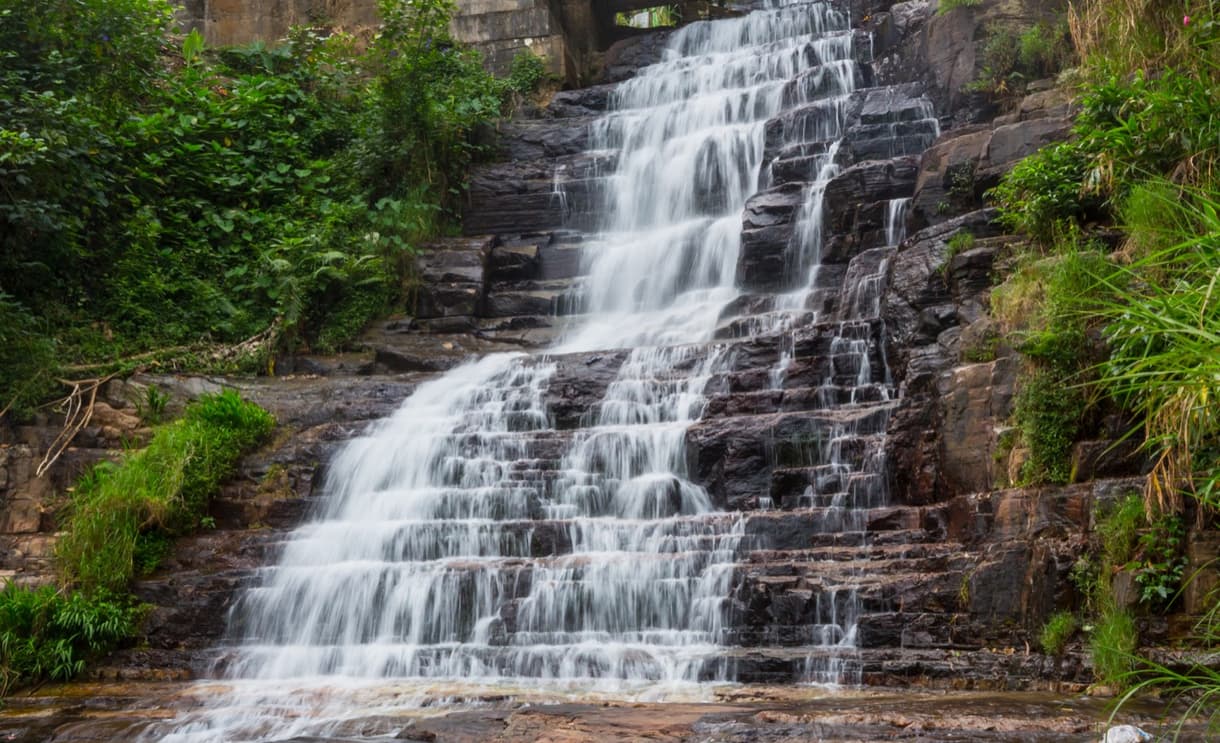 Chute d'eau à Horton Plains, Sri Lanka, entourée de végétation luxuriante