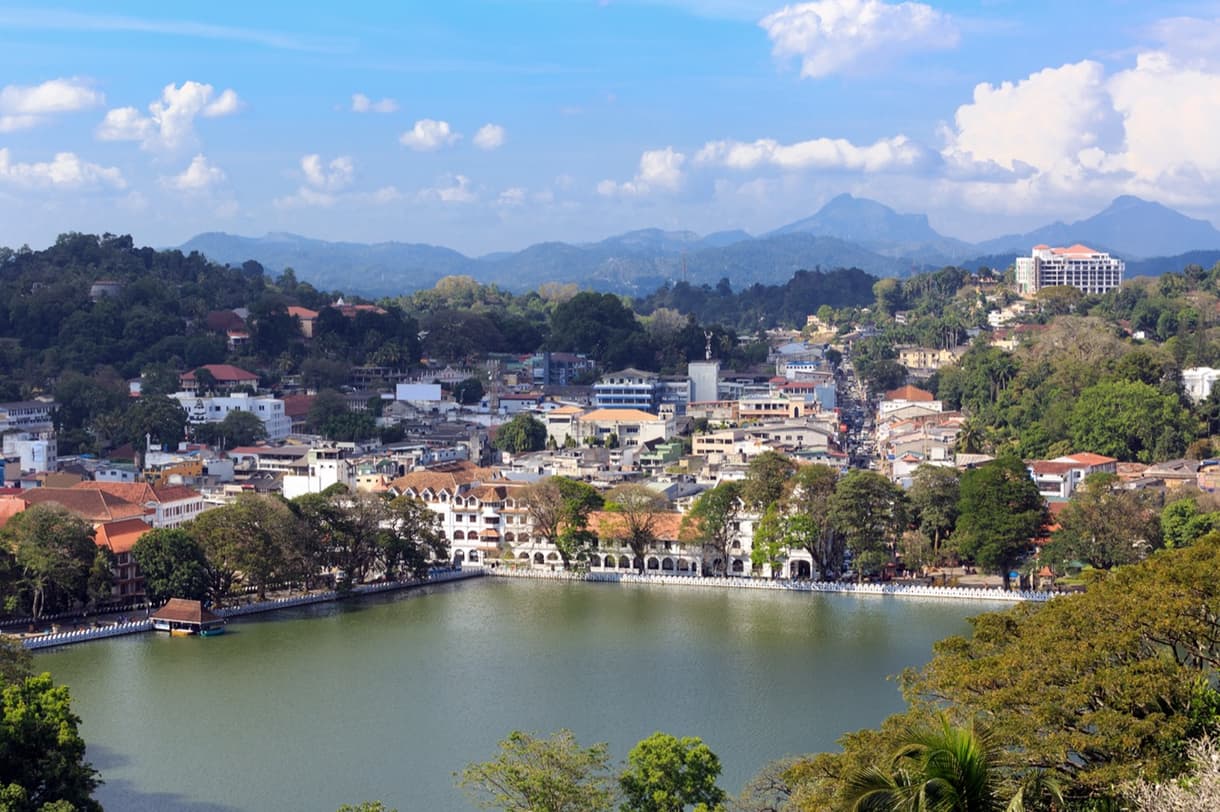 Vue sur Kandy, Sri Lanka : temple, lac et montagnes environnantes