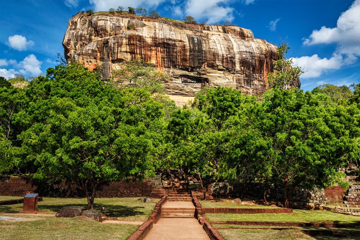 Le Rocher du Lion à Sigiriya, Sri Lanka, entouré de verdure avec un ciel bleu
