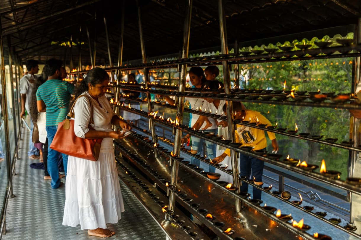 Cérémonie religieuse dans un temple hindou à Kandy, Sri Lanka, avec des offrandes de lumières.