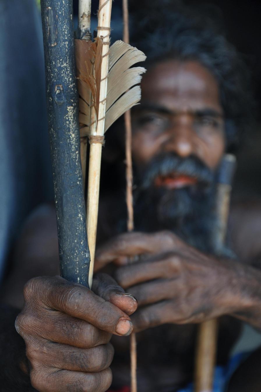 Homme des Veddas tenant des flèches et un bâton, Sri Lanka