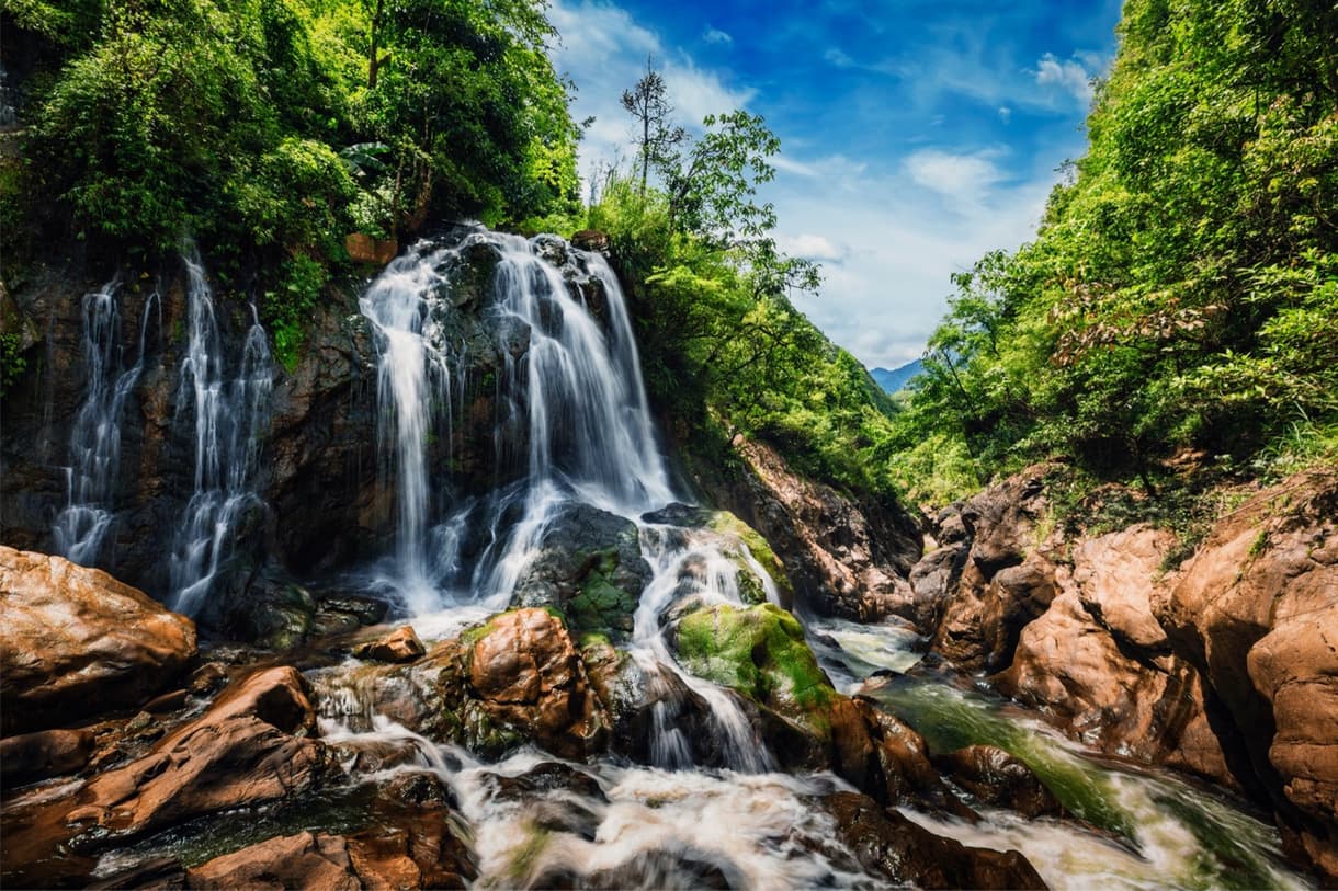 Cascades entourées de verdure à Dalat, avec un ciel bleu
