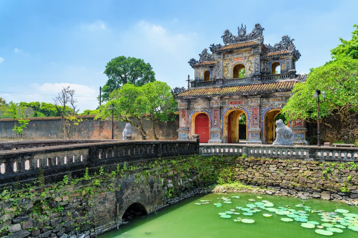 Vue de la porte Est Hien Nhon dans la cité impériale de Hué, entourée de verdure et d'eau