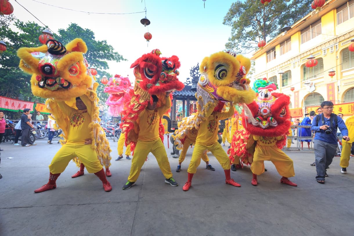 Danse du lion à Ho Chi Minh-Ville pendant les festivités chinoises.