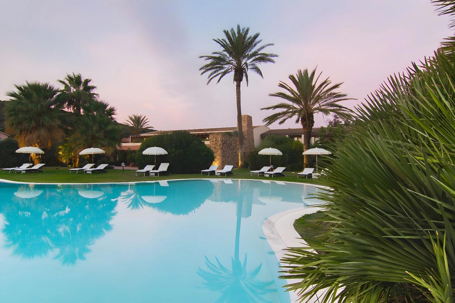 Hôtel intimiste en Sardaigne avec plage privée et vue mer