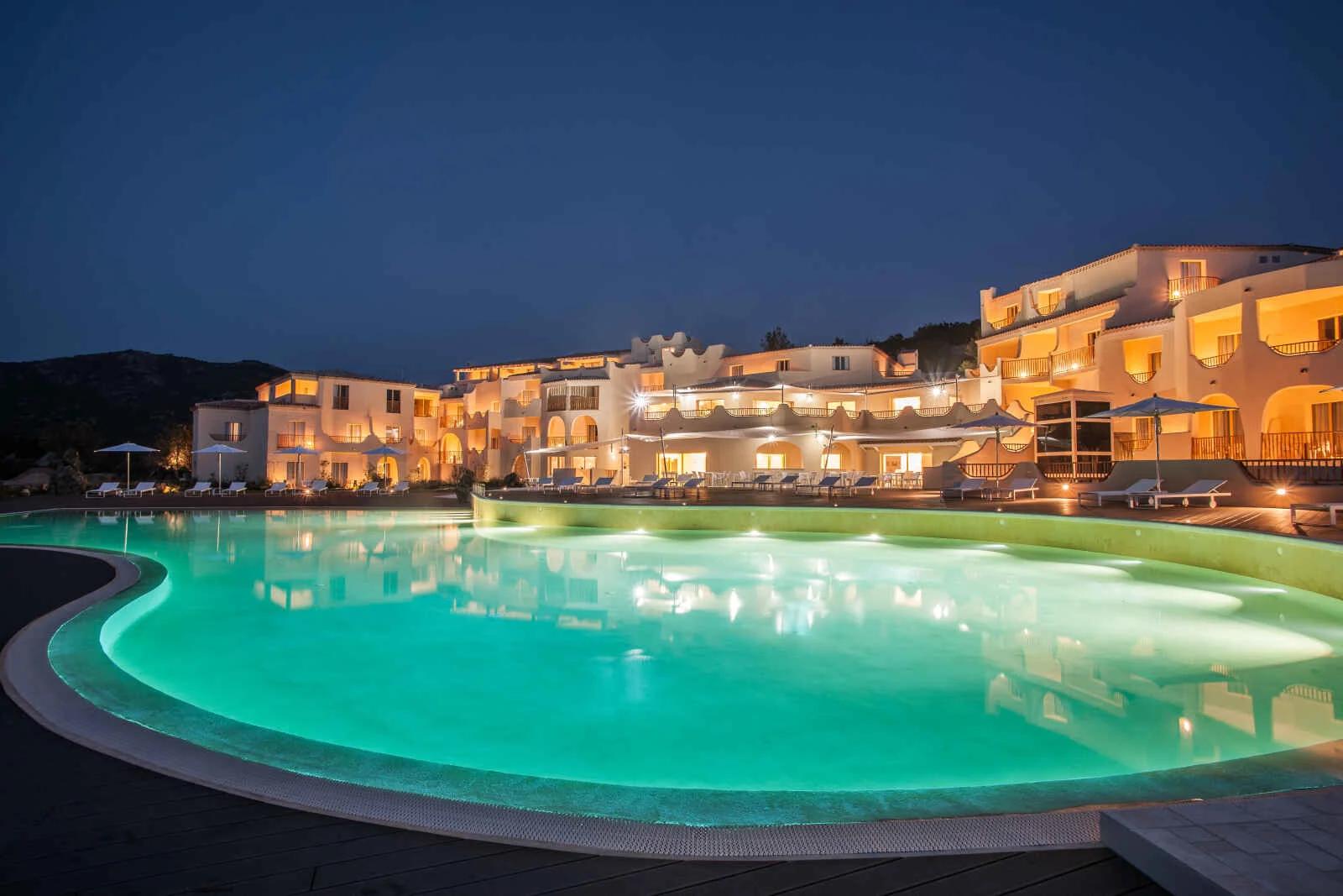 Hôtel de rêve en Sardaigne : luxe, plage et déconnexion