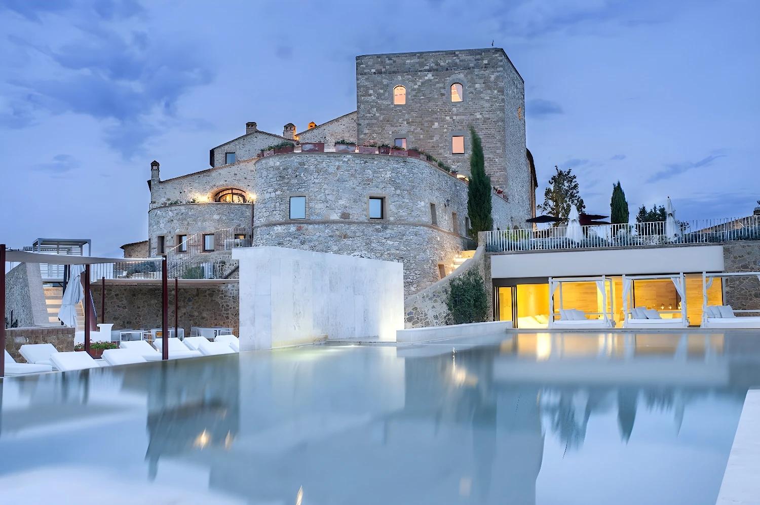 Château toscan avec thermes et vins Brunello d'exception