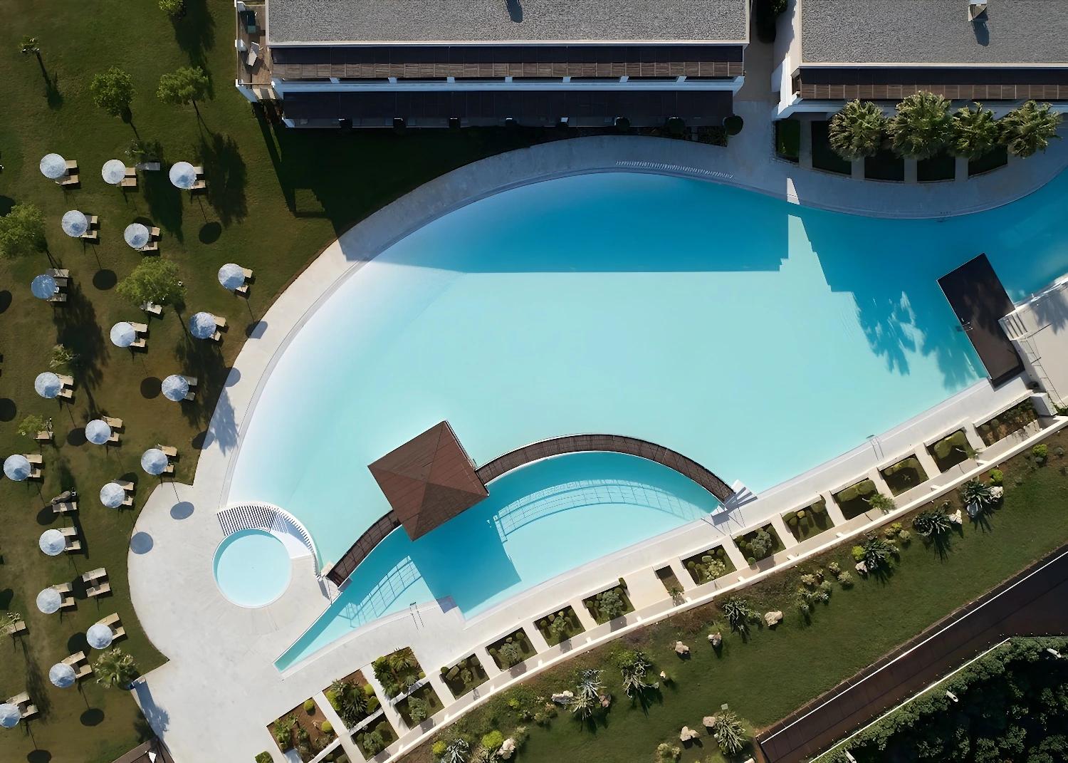 Vacances de rêve en Crète : resort avec bar flottant