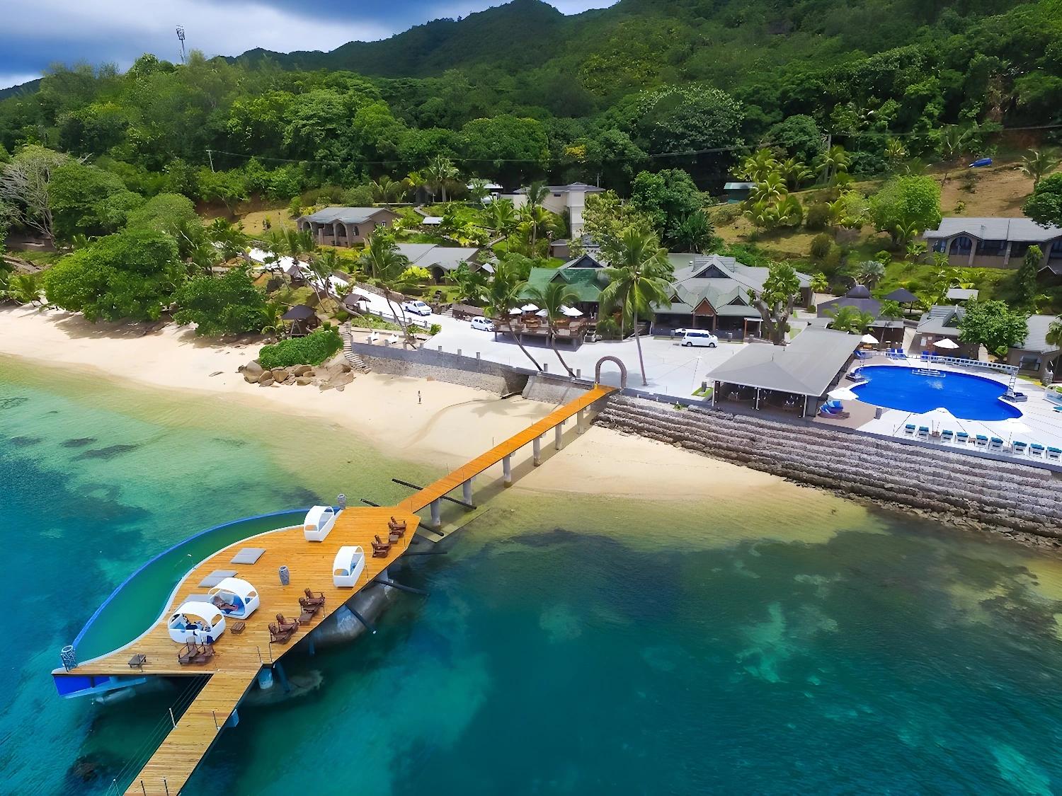 Resort secret aux Seychelles : piscines et plage de rêve