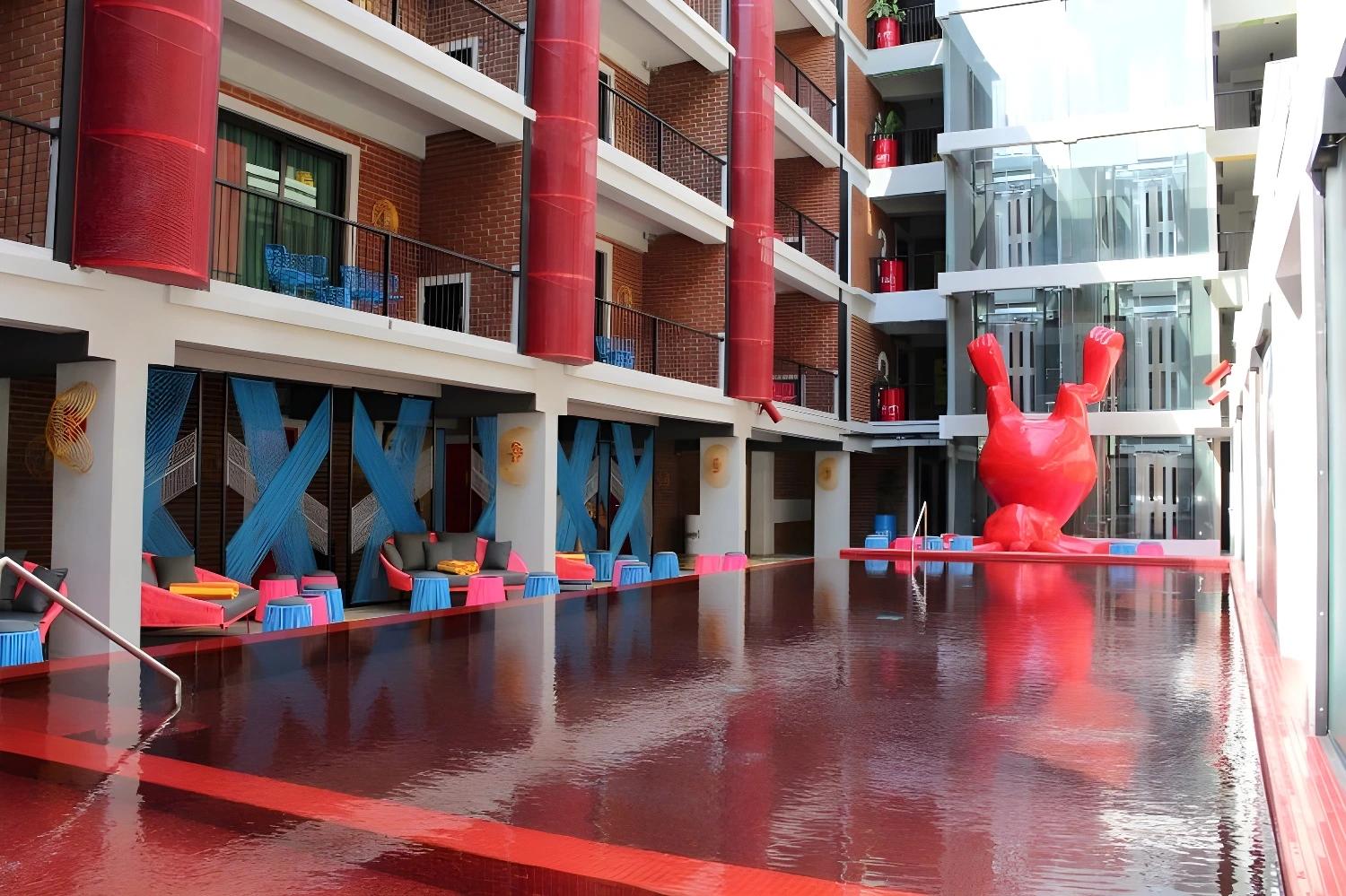 Hôtel à Bali façon Blade Runner : lapins et piscine rouge