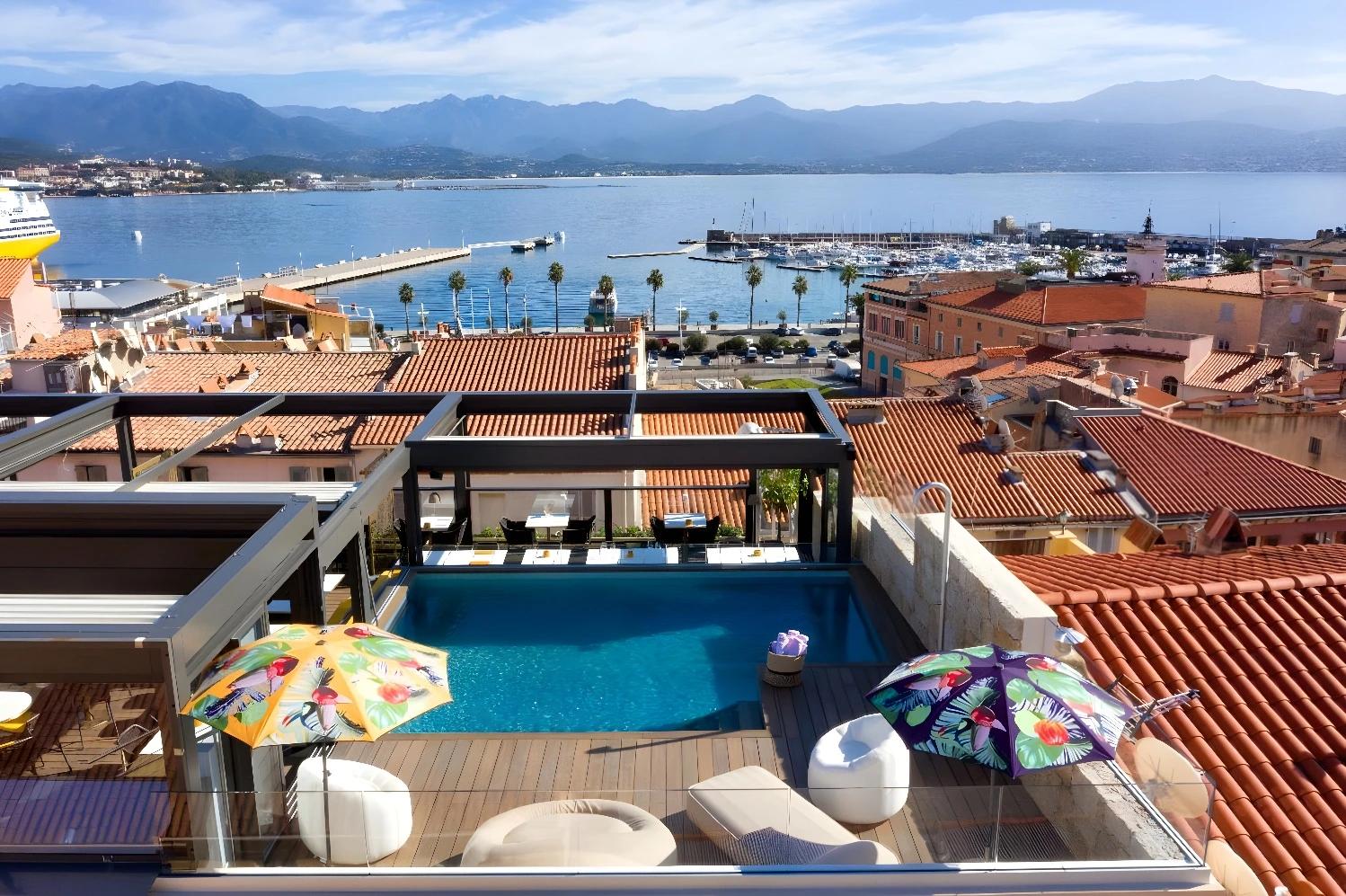 Rooftop secret à Ajaccio : vue mer et ambiance locale