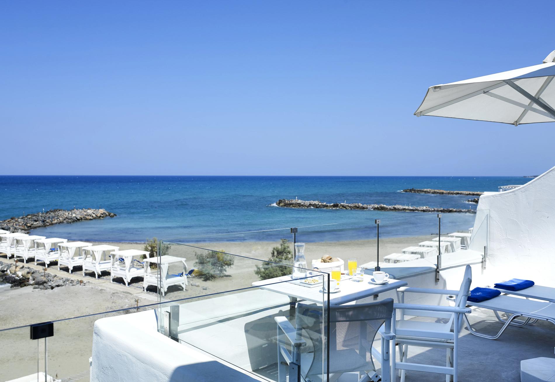 Vacances de rêve en Crète : resort blanc avec piscine privée
