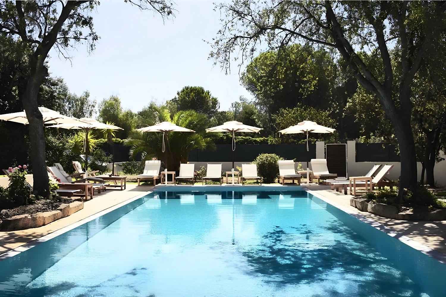 Villa secrète en Sardaigne : luxe au cœur de la nature