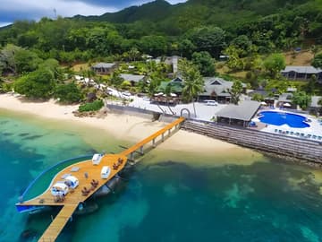 Resort secret aux Seychelles : piscines et plage de rêve