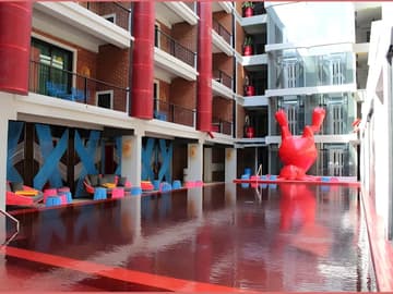 Hôtel à Bali façon Blade Runner : lapins et piscine rouge
