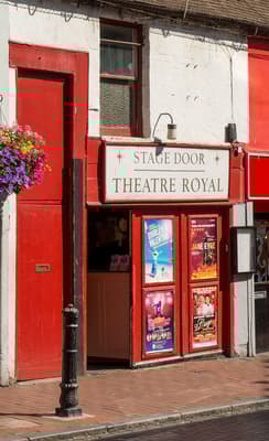 Aller au théâtre