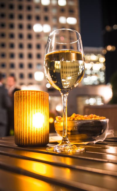 Boire un verre sur un rooftop