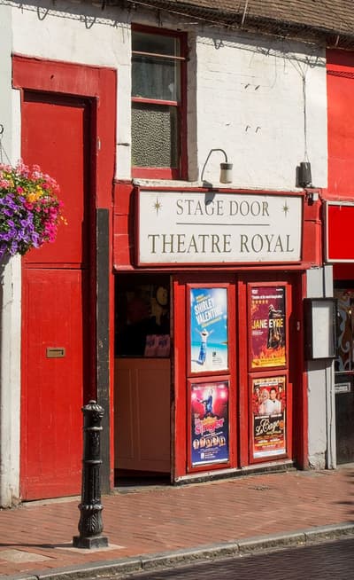 Aller au théâtre