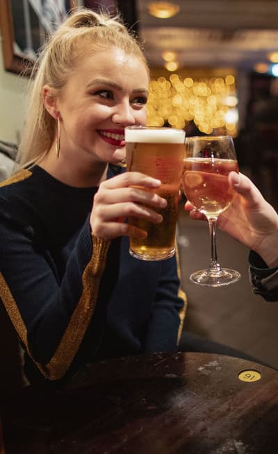 Boire un verre dans un bar caché